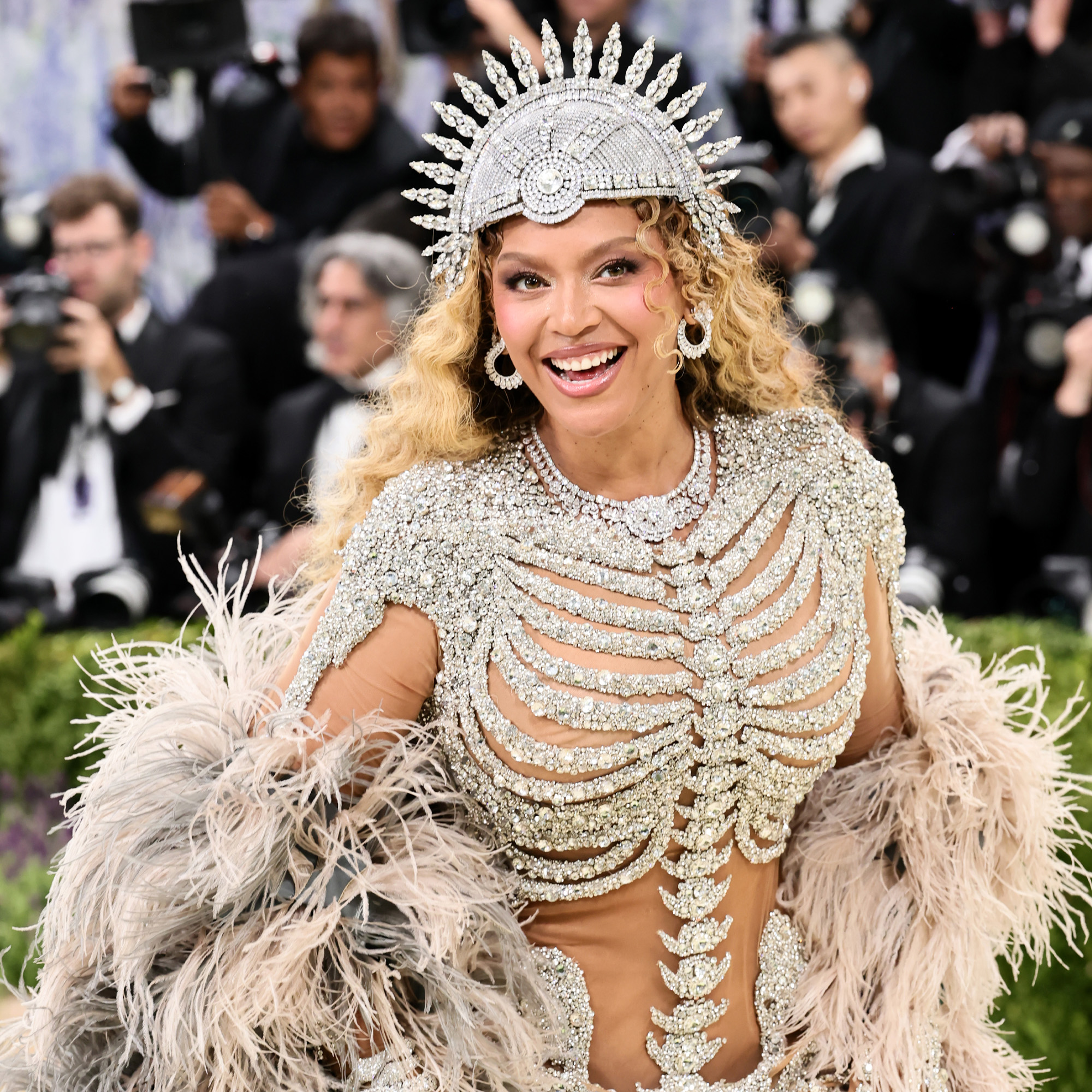 Анатомия Met Gala 2026: от бриллиантовых позвонков Бейонсе до «кровеносной системы» Алисы Лью