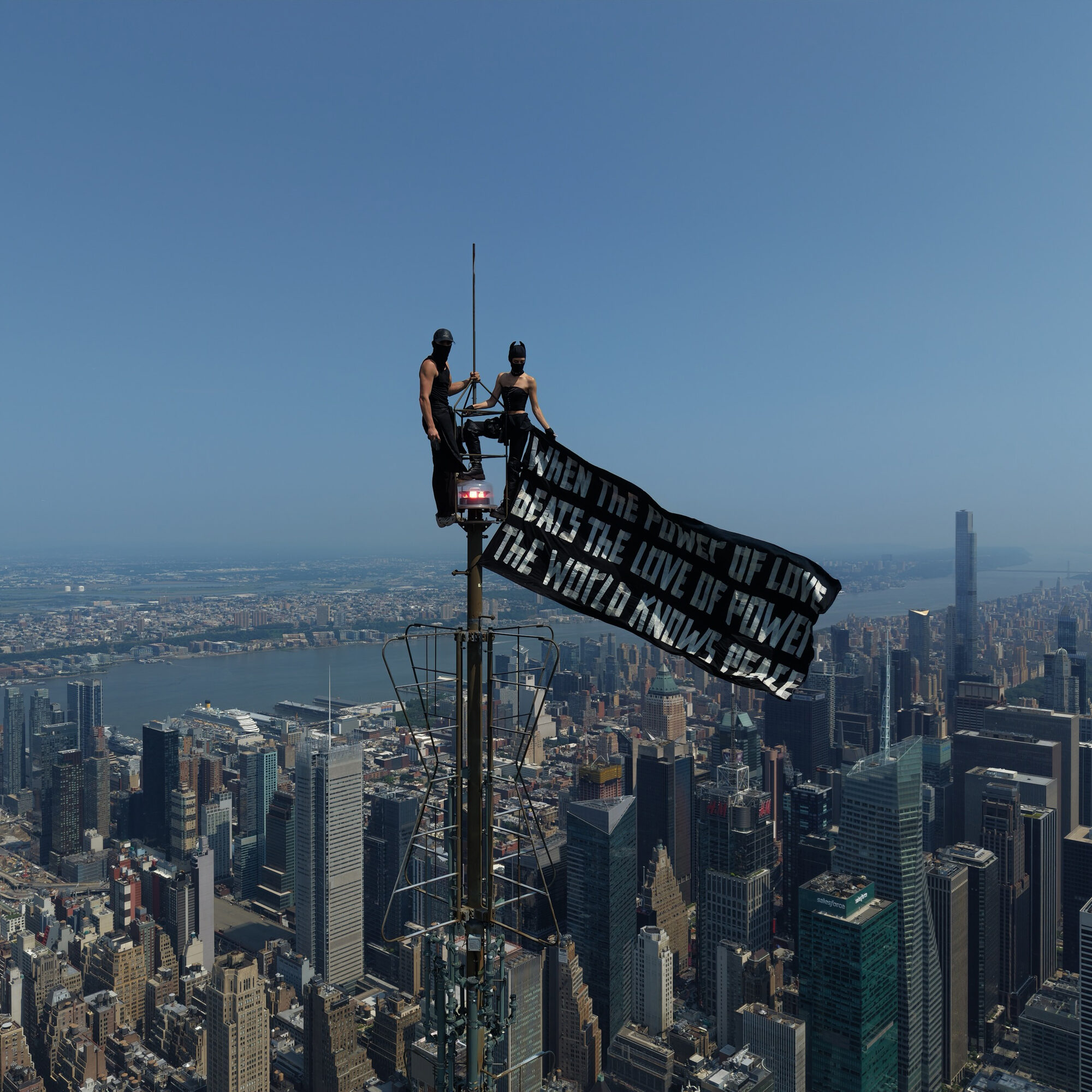 Высокие чувства: в чем смысл риска руферов, забравшихся на шпиль Empire State Building