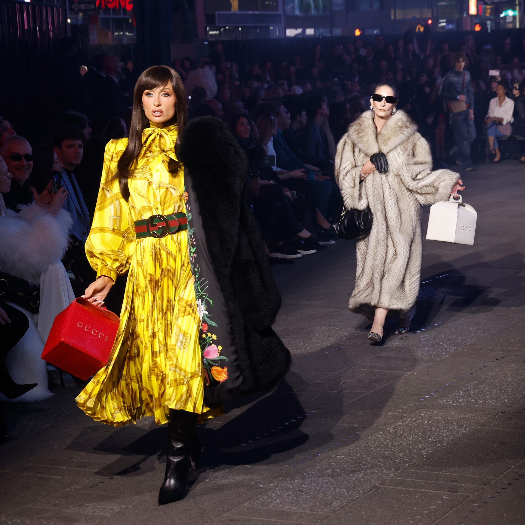 Gucci Cruise 2027: Синди Кроуфорд, Таймс-сквер и другие хайлайты дебютного круизного шоу Демны