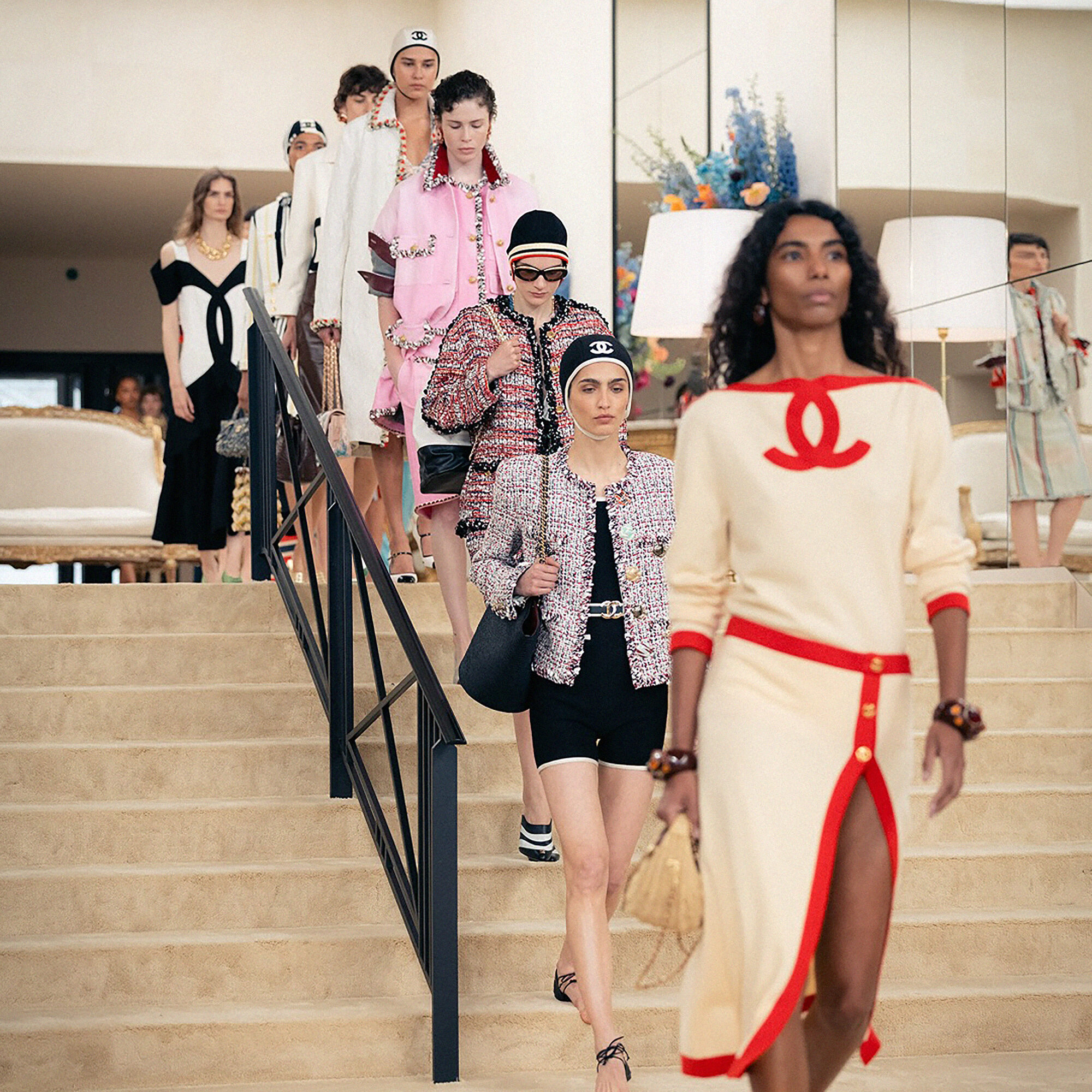 Газетный принт и другие вирусные моменты показа Chanel Cruise 2027